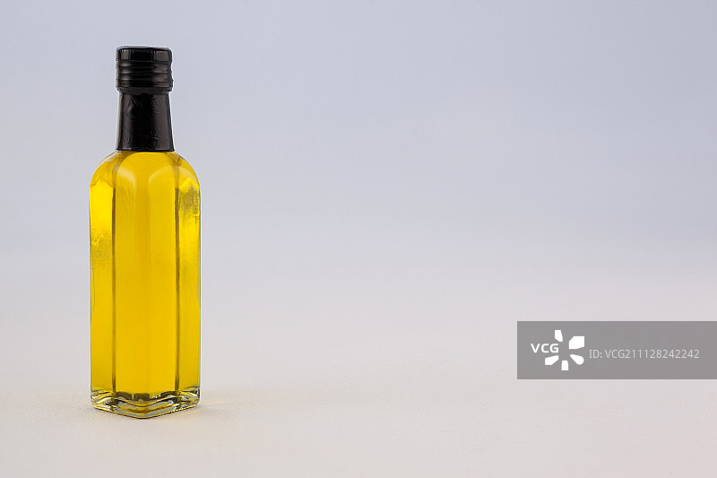 灰色墙壁上的黄色油瓶图片素材