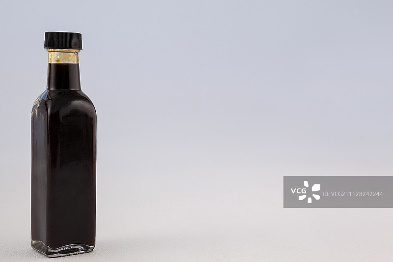 靠墙放置的带盖油瓶图片素材