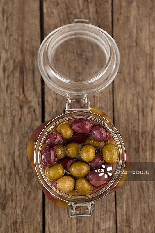 木桌上玻璃罐装橄榄俯视图图片素材