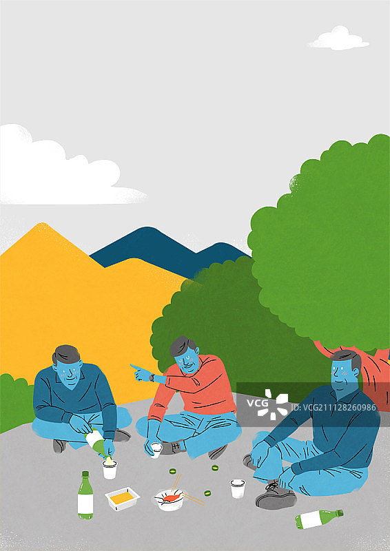 在山中喝酒的中年男人图片素材