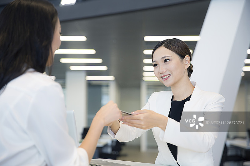 女子在4s店购买新车图片素材