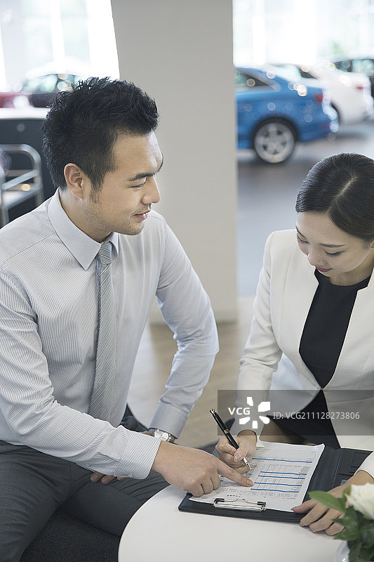 男子在4s店购买新车图片素材