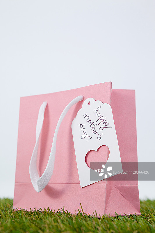 白色背景上纸袋里的母亲节快乐贺卡图片素材