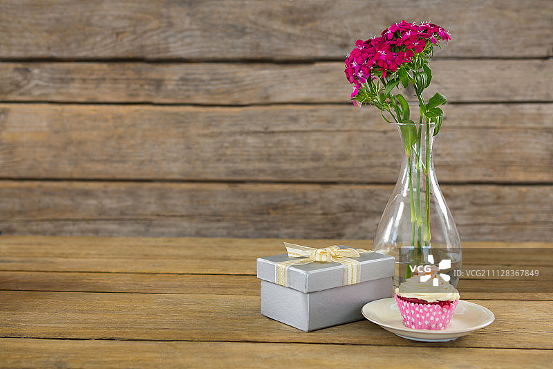 白色背景上的礼品盒和花瓶特写图片素材