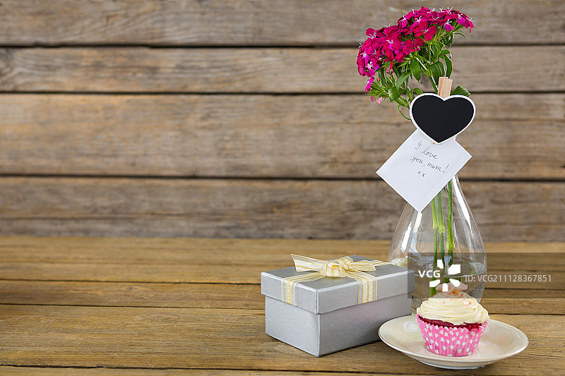 白色背景上的礼品盒和花瓶特写图片素材