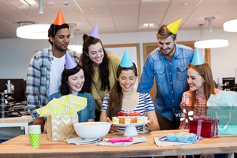 创意商务团队在办公室为同事庆祝生日图片素材
