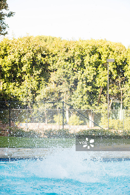 清澈的泳池水花图片素材