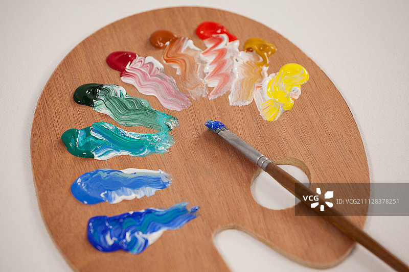 白色背景上的画笔和调色板图片素材