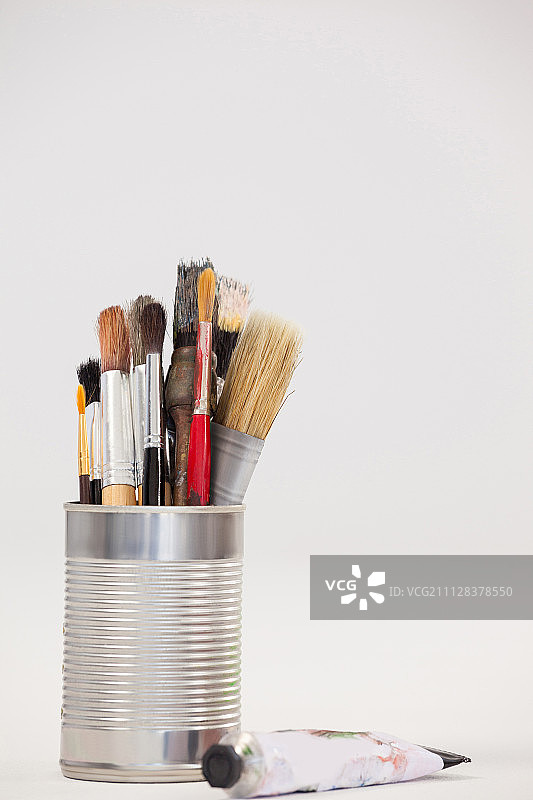 金属罐和管状颜料中的各种画笔图片素材
