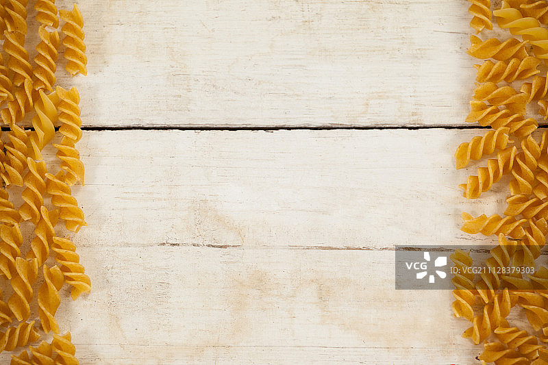 木桌上分离的螺旋面图片素材