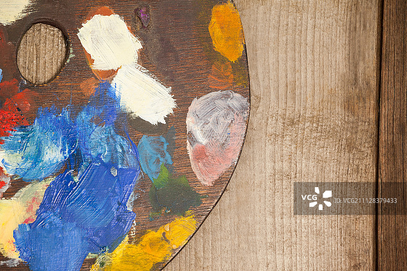 木桌上带多种颜色的调色板特写图片素材