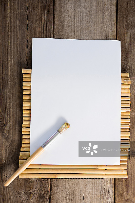 竹席上的纸和画笔特写图片素材