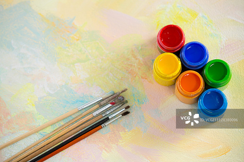 排列在纸上的各种画笔和水彩图片素材