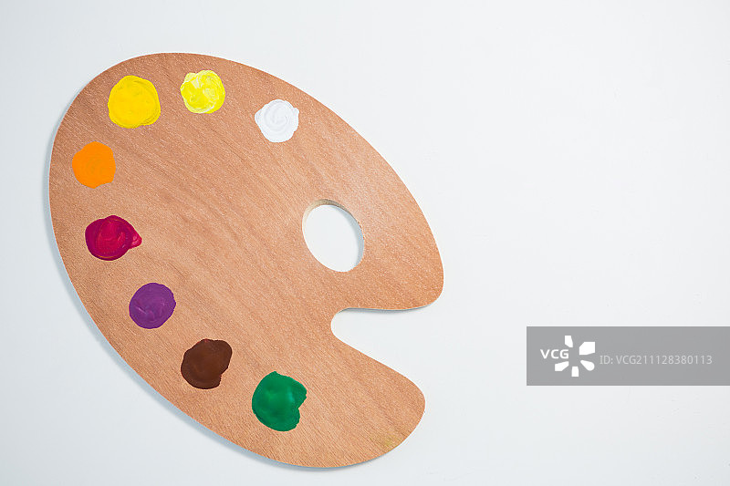 白色背景上的水彩颜料木制调色板图片素材