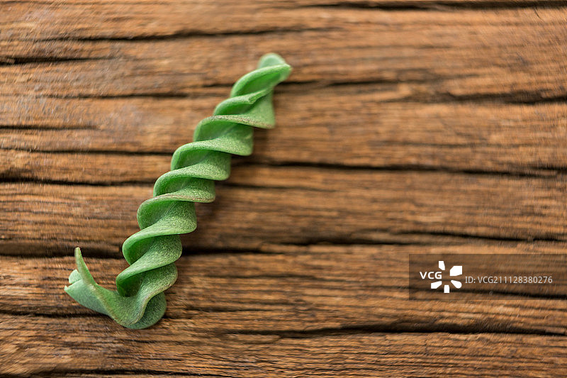 木质表面上的绿色螺旋面图片素材