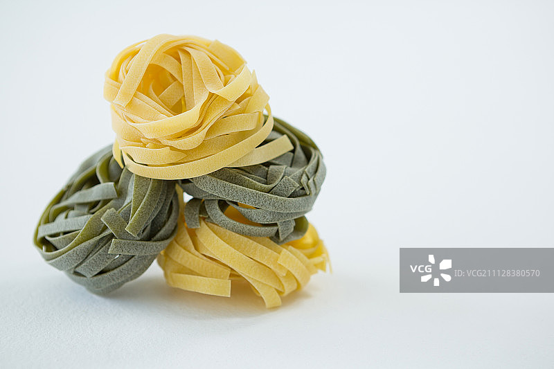 白色背景上的意大利宽面图片素材