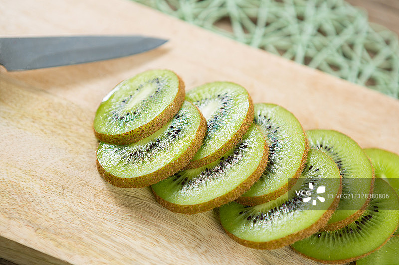 切菜板上的猕猴桃切片特写图片素材