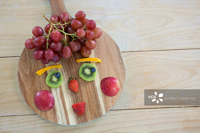 木桌砧板上各种水果的俯视图图片素材