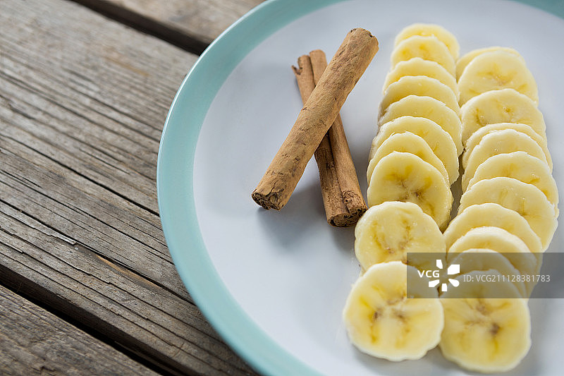 木桌盘中肉桂香蕉片特写图片素材