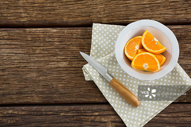 木桌上碗中橙子片鸟瞰图图片素材