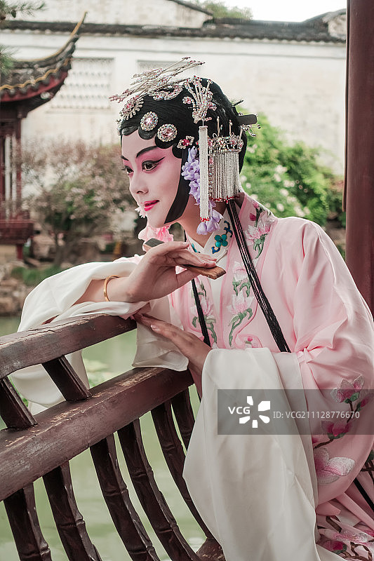 中国园林内演出的戏剧演员图片素材