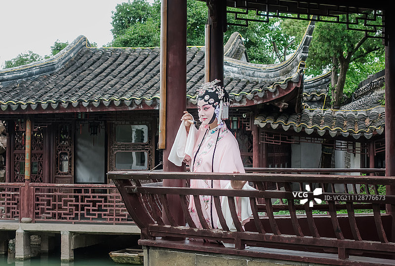 中国园林内演出的戏剧演员图片素材