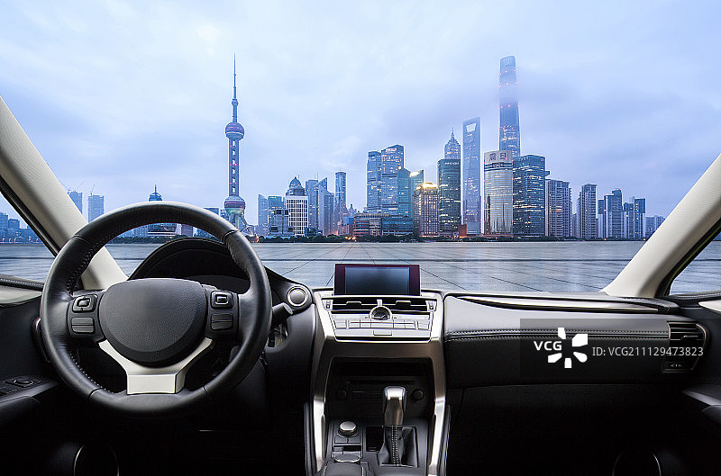 汽车内部观看上海城市景观图片素材