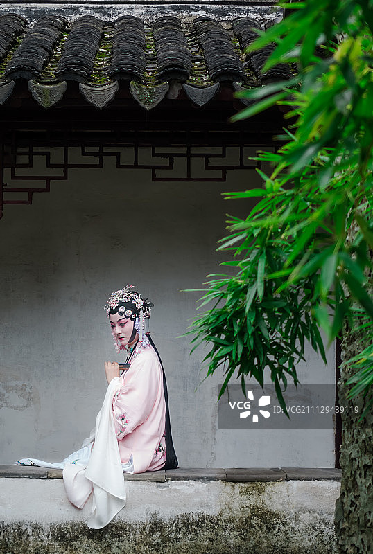 中国园林内演出的戏剧演员图片素材