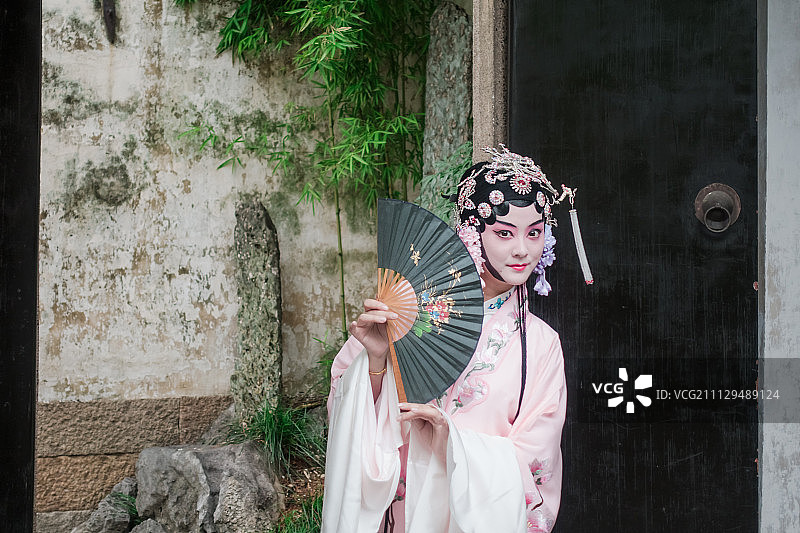 中国园林内演出的戏剧演员图片素材