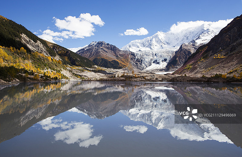 西藏自治区林芝地区318国道米堆冰川风光图片素材