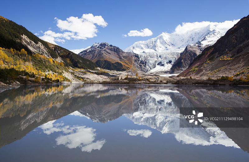 西藏自治区林芝地区米堆冰川318国道风光图片素材