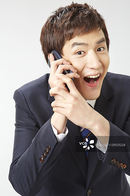 打电话笑着的商人图片素材