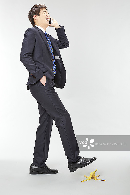 踩到香蕉皮的商人图片素材