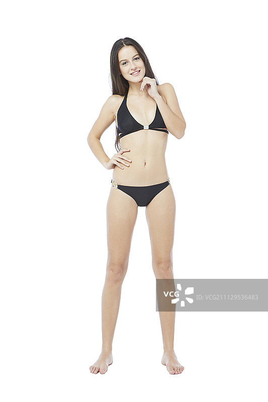 身穿黑色比基尼的年轻女子图片素材