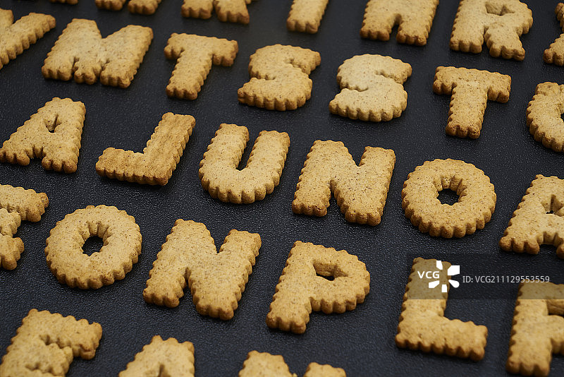 字母饼干的情感世界图片素材