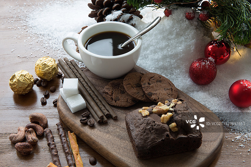 圣诞装饰、热饮和甜点心图片素材