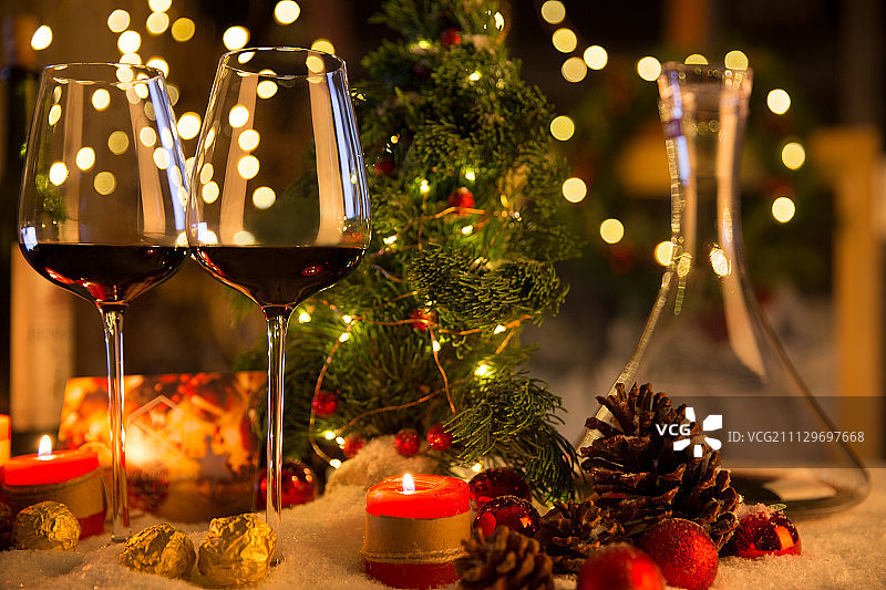 圣诞装饰和红酒图片素材
