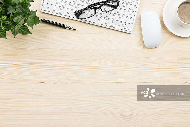 办公用品在桌面上图片素材