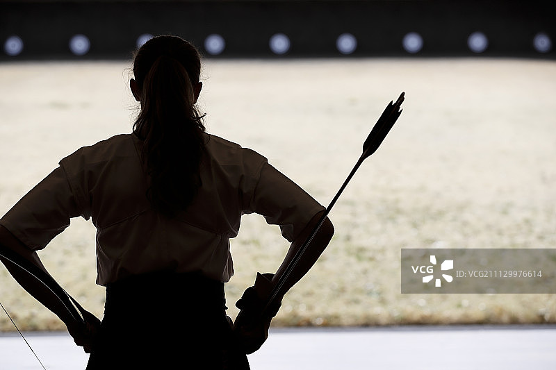 练习传统弓道的白人女性图片素材