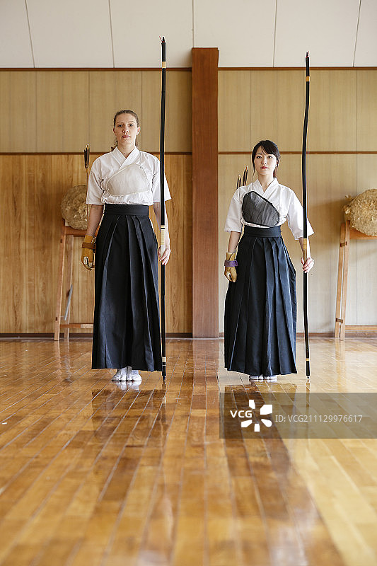 练习日本弓道的多民族运动员图片素材