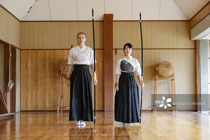 练习日本弓道的多民族运动员图片素材