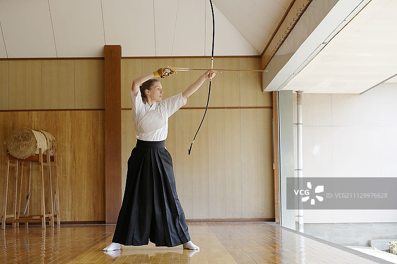 练习传统弓道的白人女性图片素材