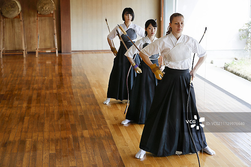 练习传统弓道的多民族日本弓箭运动员图片素材