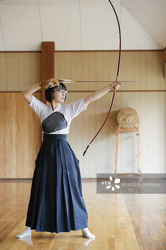 日本传统弓道射箭运动员练习图片素材