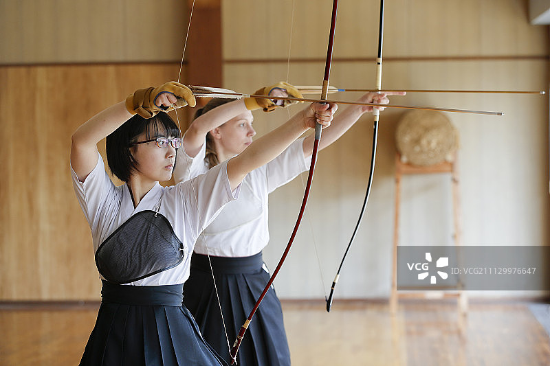 练习传统弓道的多民族日本弓箭运动员图片素材