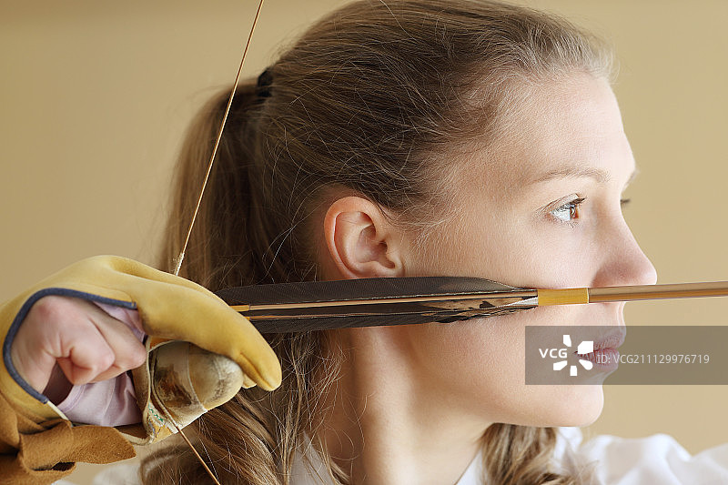 练习传统弓道的白人女性图片素材