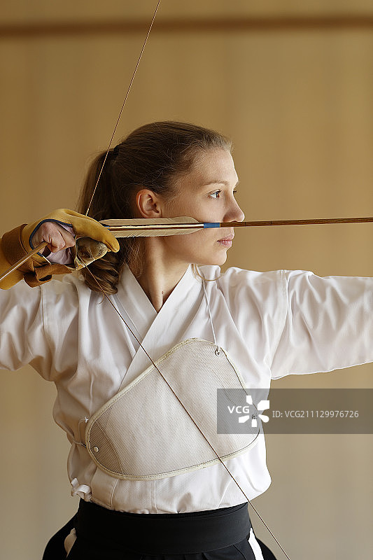练习传统弓道的白人女性图片素材
