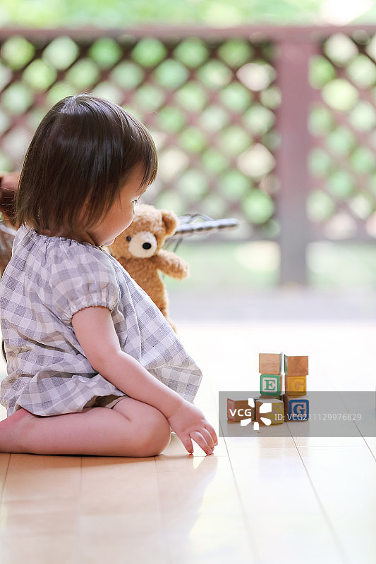 玩积木的年轻混血女孩图片素材