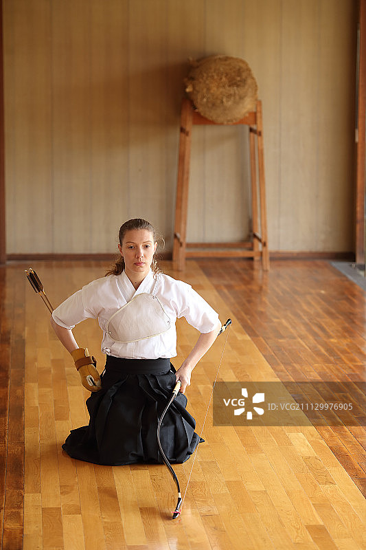练习传统弓道的白人女性图片素材