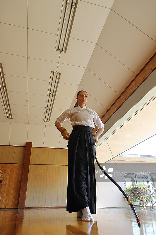 练习传统弓道的白人女性图片素材